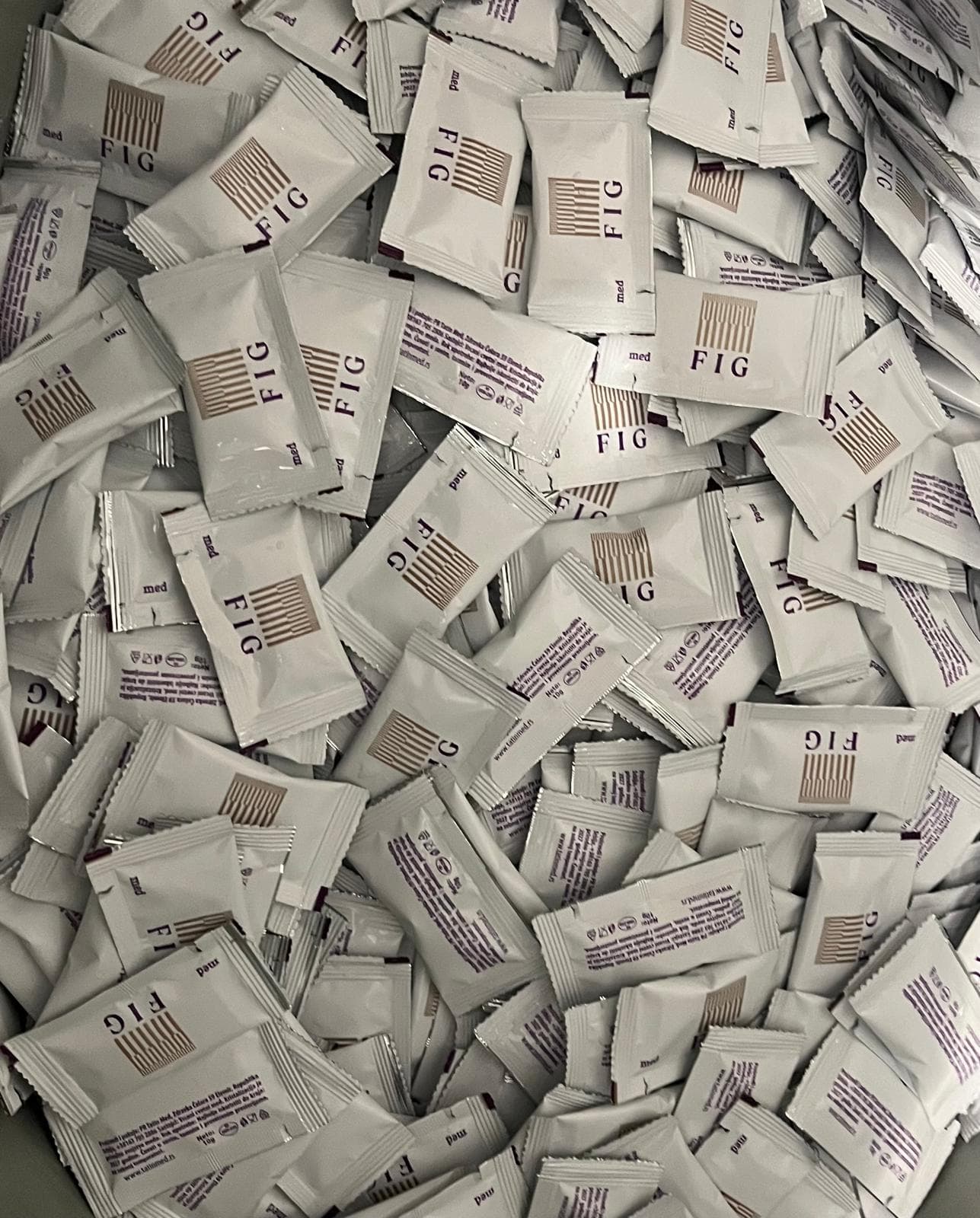 Brendirani šećer i med na poslužavniku