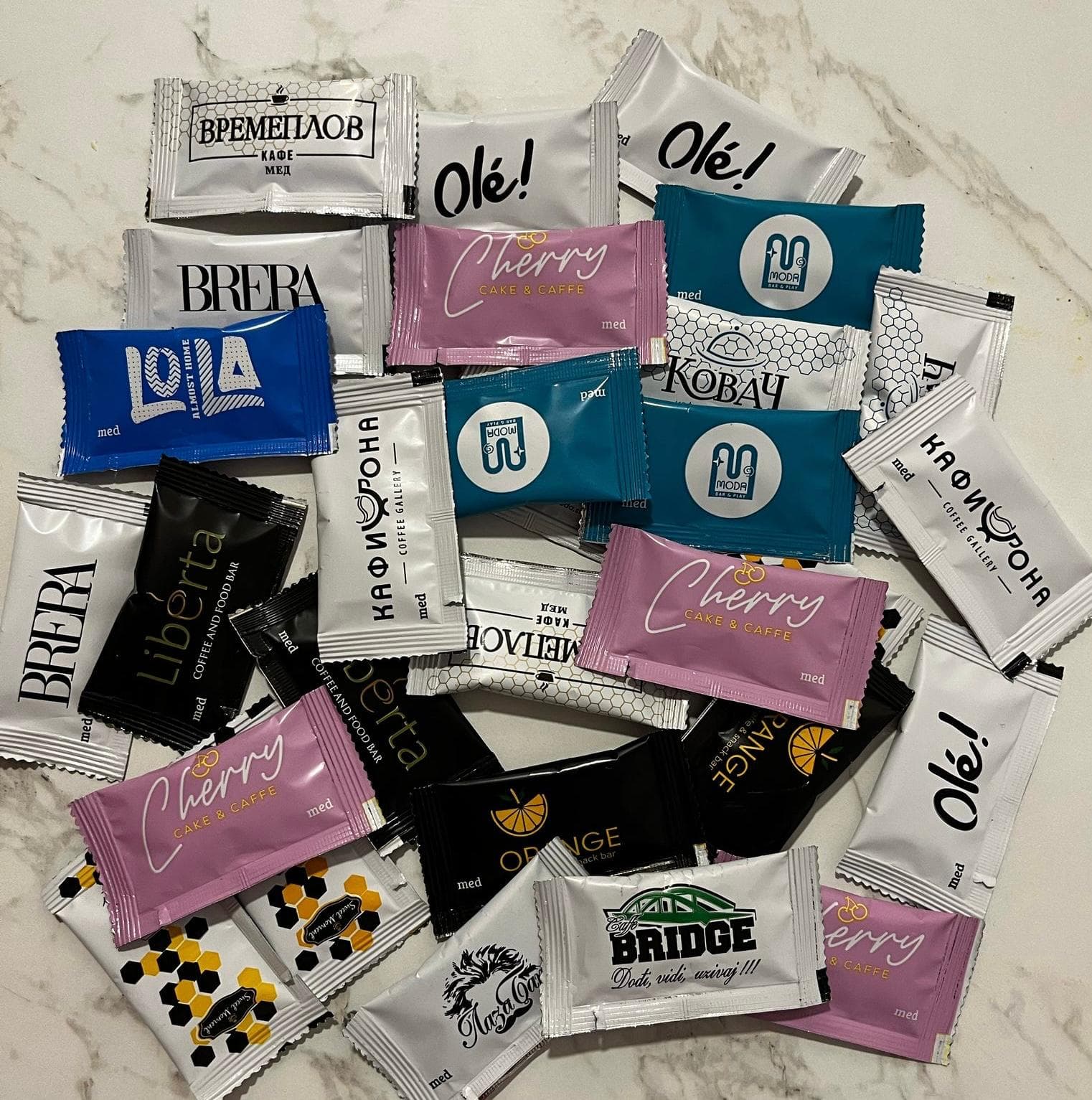 Prilagođene kesice meda i šećera