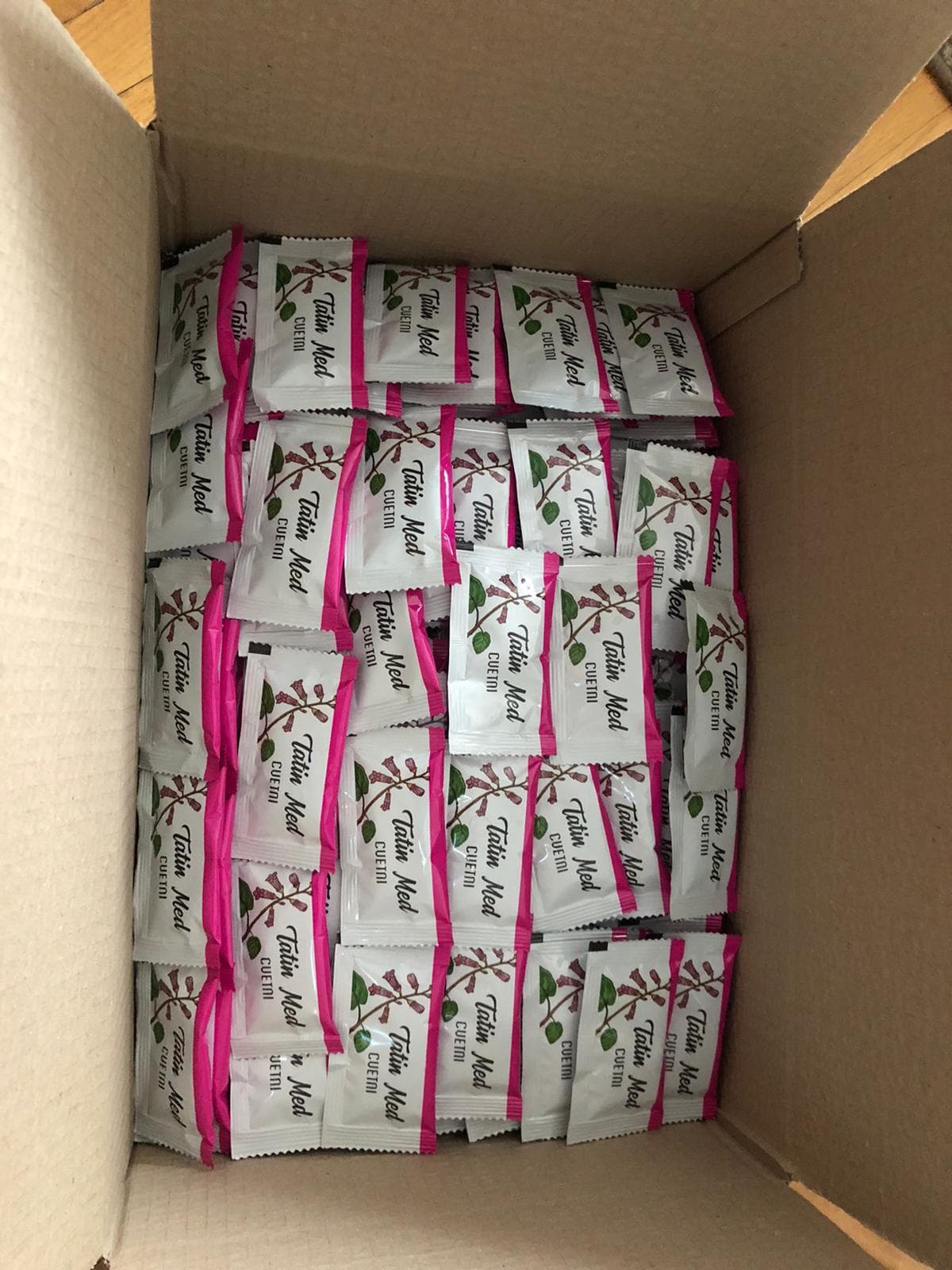 Kesice meda sa prilagođenim dizajnom