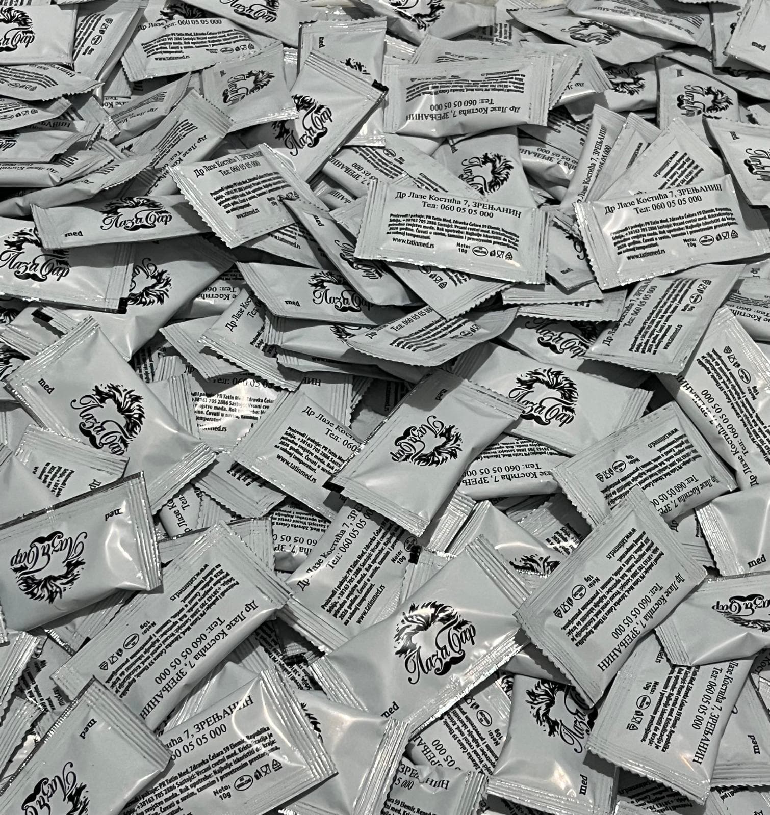 Brendirani ugostiteljski proizvodi na stolu